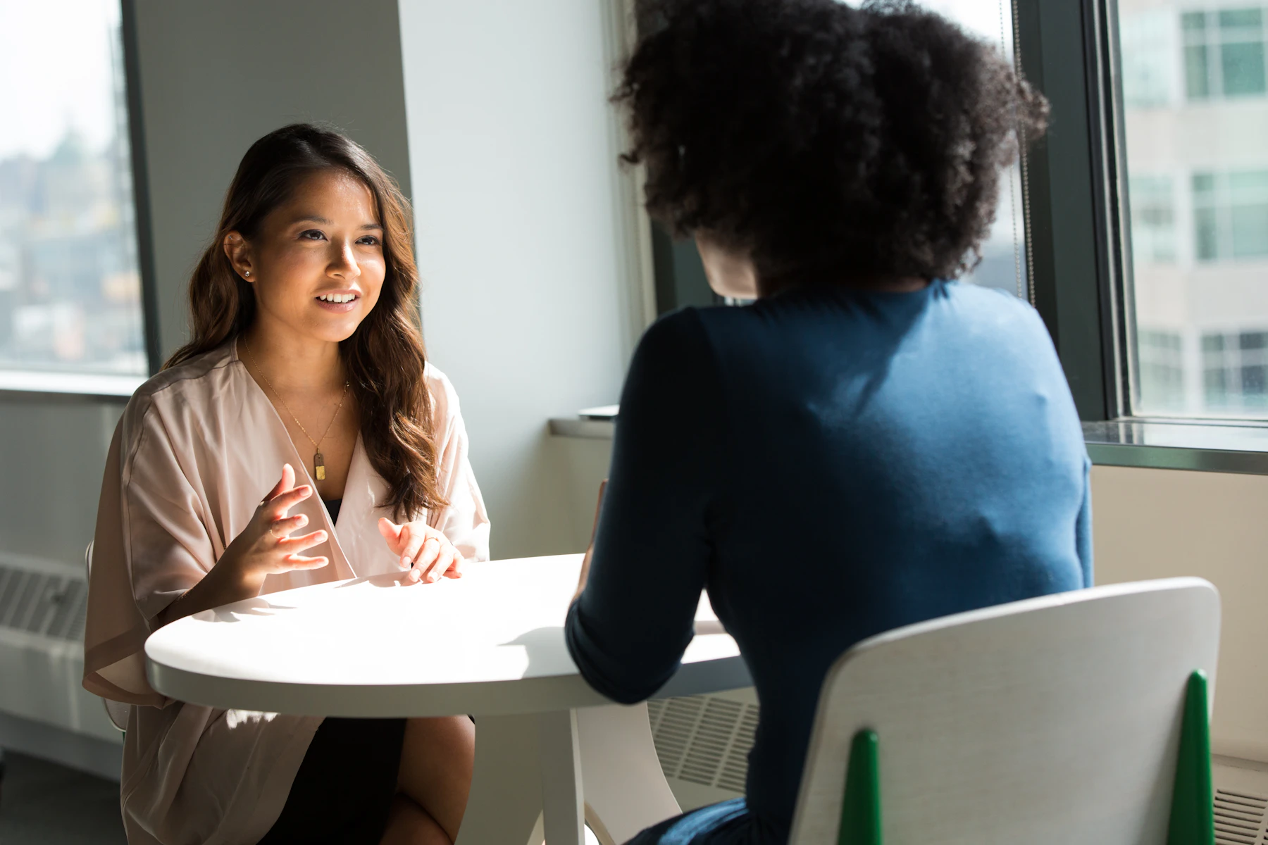 Analista em conversa com cliente
